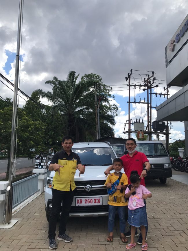 Foto Penyerahan Unit Sales Mobil Suzuki Ahyong (6)