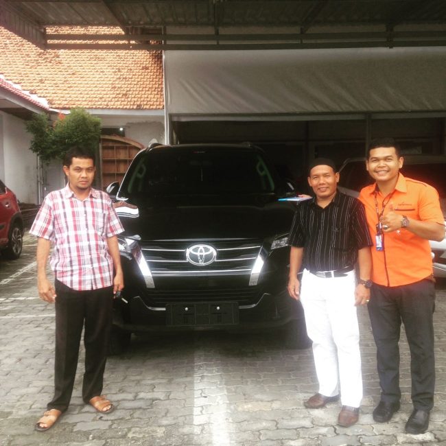 Foto Penyerahan Unit Sales Mobil Toyota Heri (1)