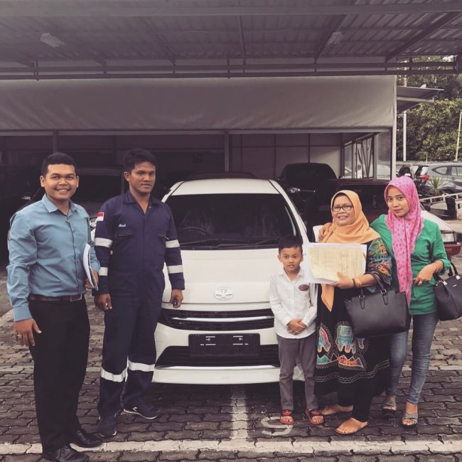Foto Penyerahan Unit Sales Mobil Toyota Heri (5)